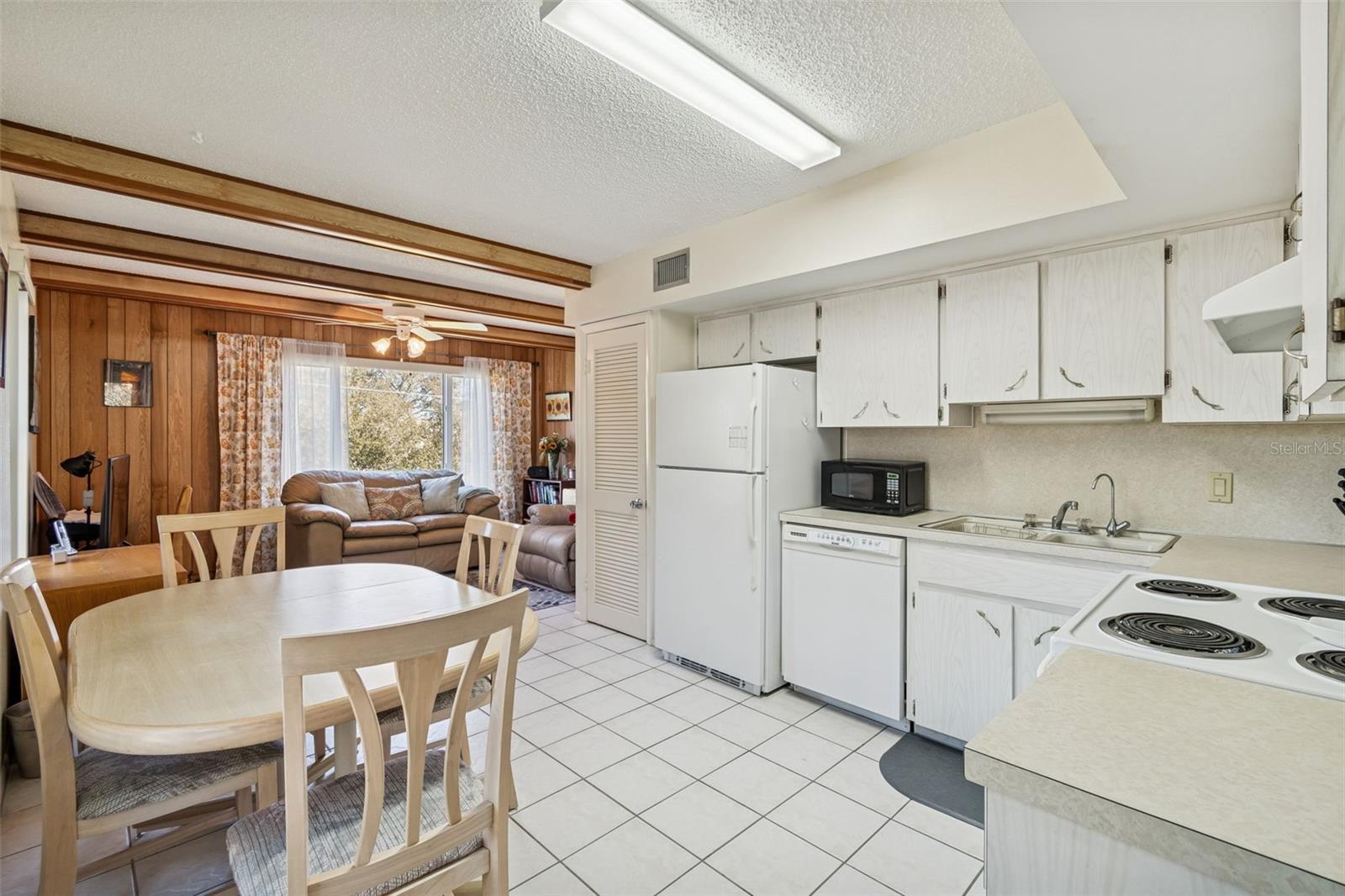 Listing photo id 15 for 2226 Switzerland Way 46
