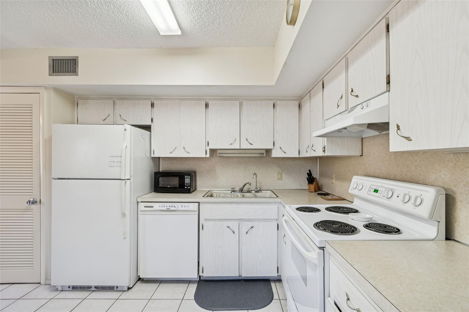 Listing photo id 16 for 2226 Switzerland Way 46