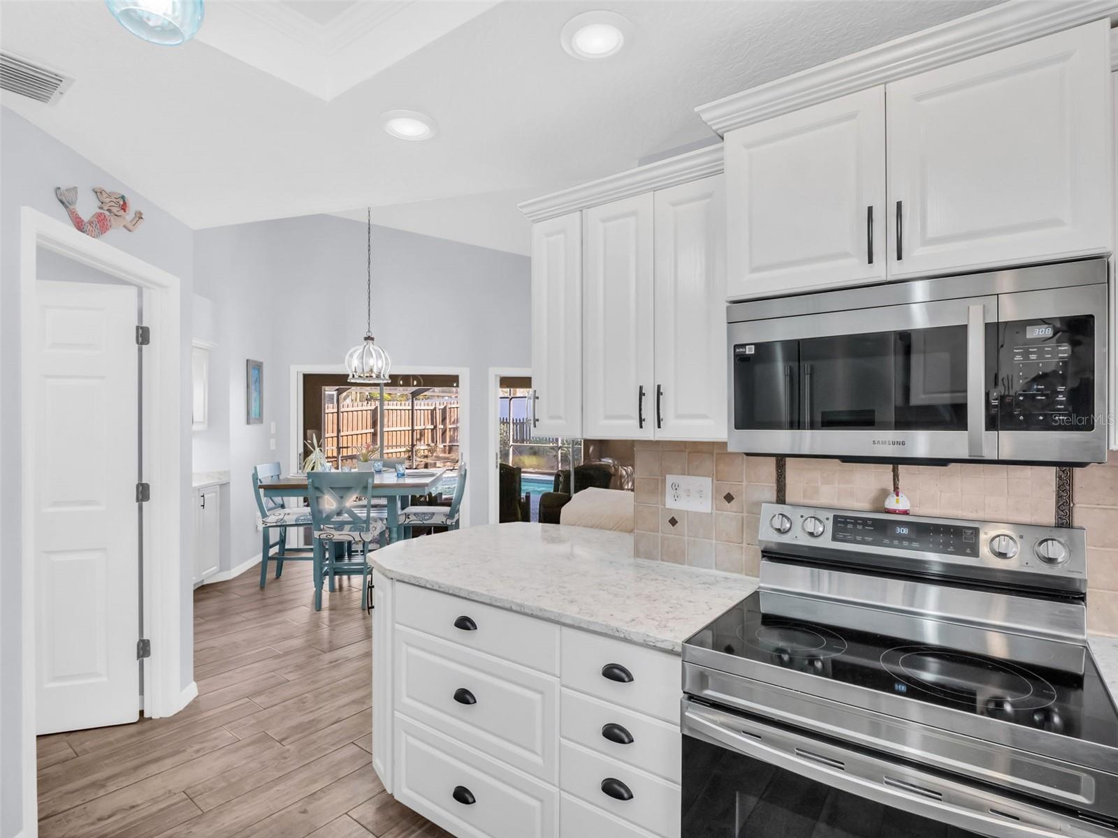 Listing photo id 18 for 4787 Klosterman Oaks Boulevard