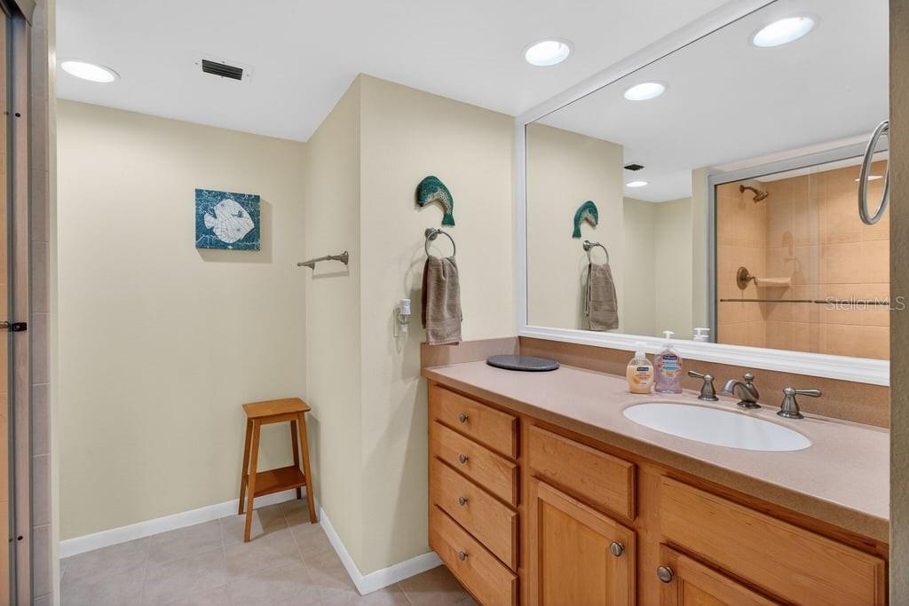 Listing photo id 18 for 1400 Gulf Boulevard 506