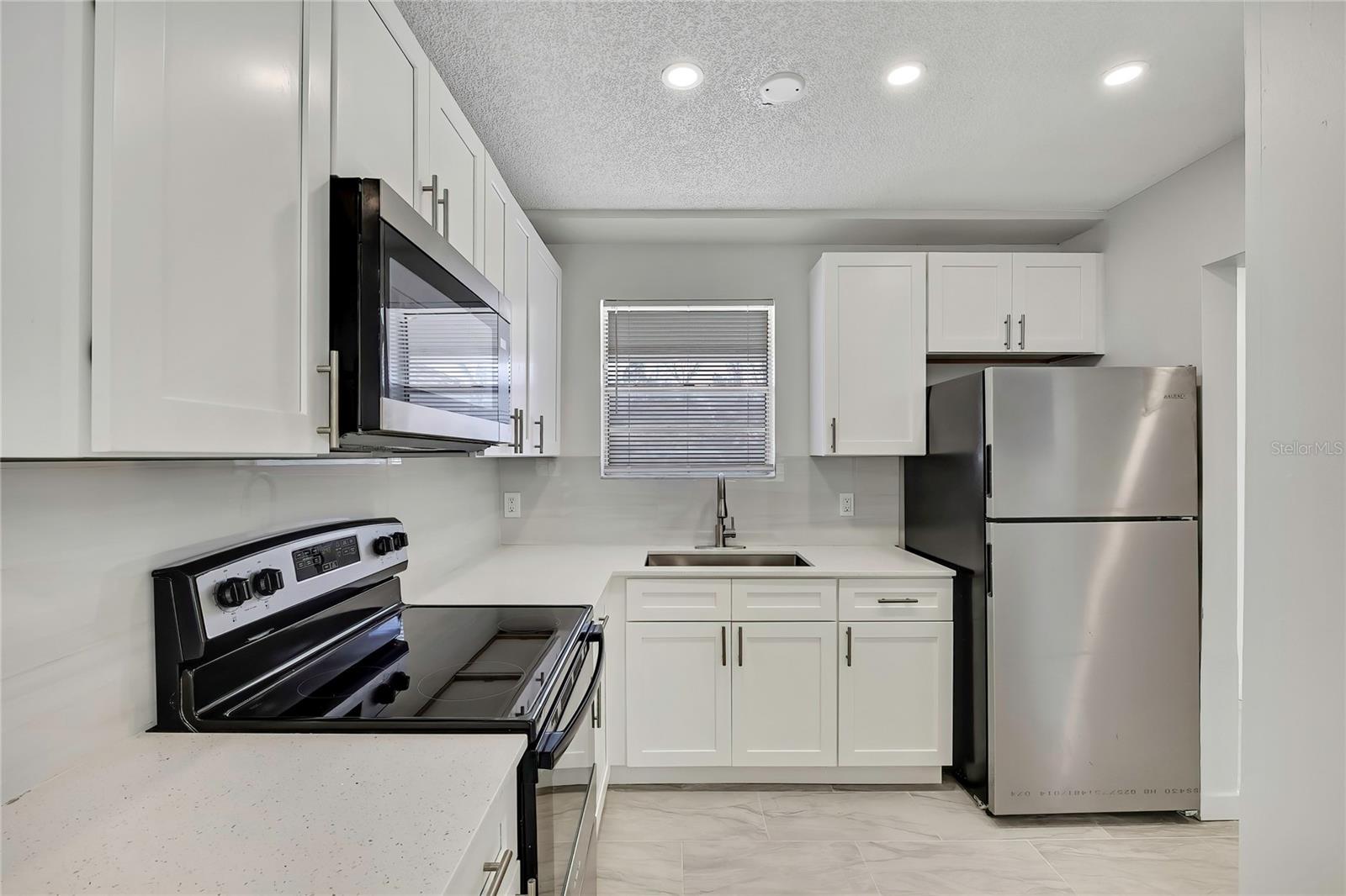 Image 11 of 25 For 10931 Tidewater Circle 10986