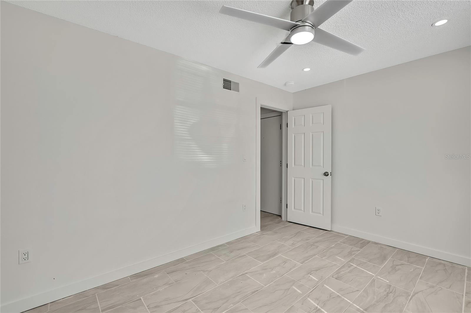 Image 18 of 25 For 10931 Tidewater Circle 10986