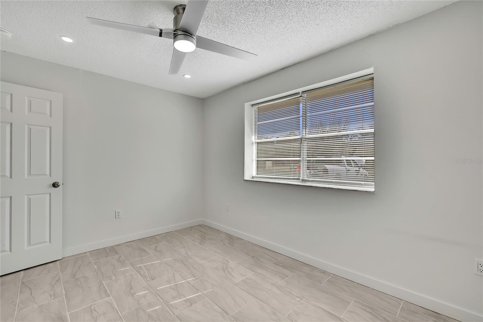 Image 19 of 25 For 10931 Tidewater Circle 10986