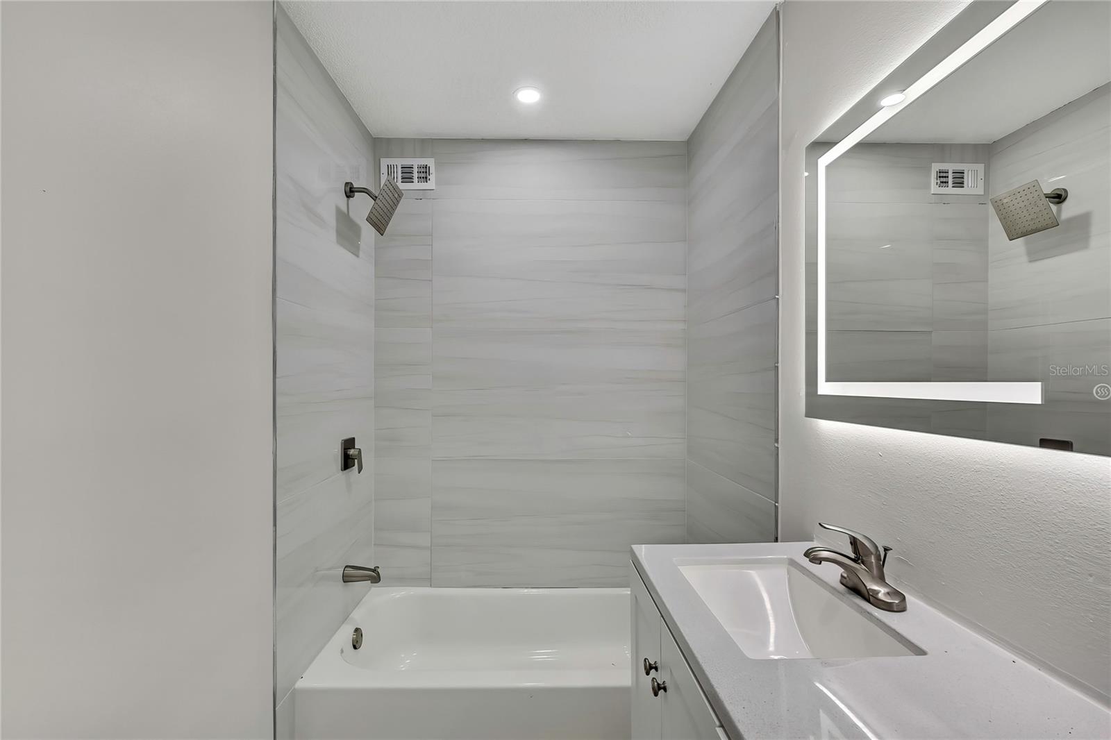 Image 19 of 20 For 10931 Tidewater Circle 10987