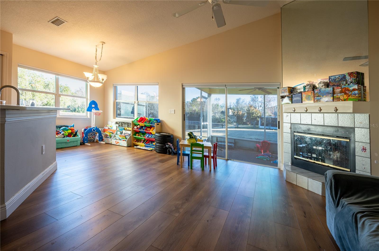 Listing photo id 9 for 27350 New Smyrna Drive