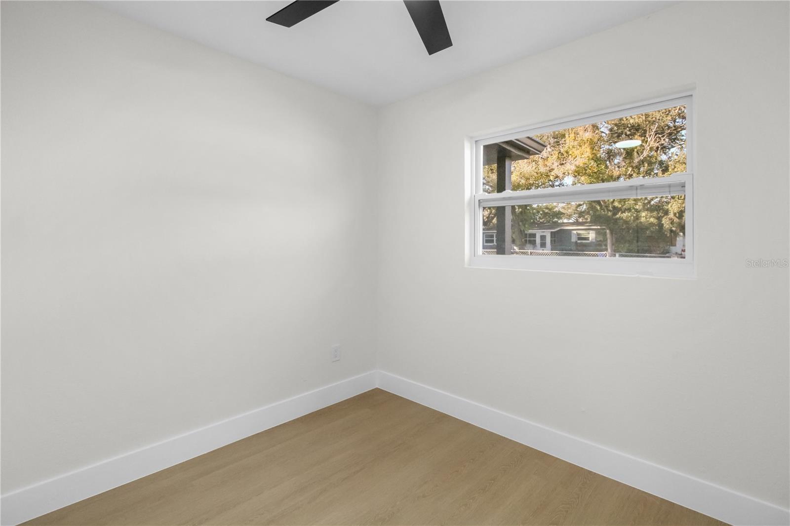 Listing photo id 13 for 5600 92nd Terrace N