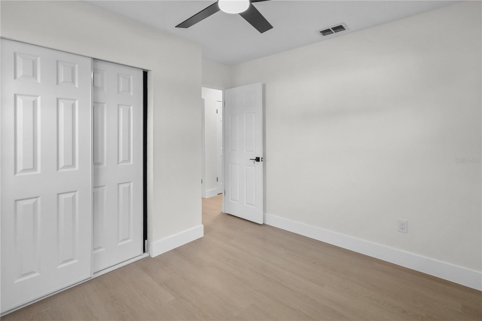 Listing photo id 18 for 5600 92nd Terrace N