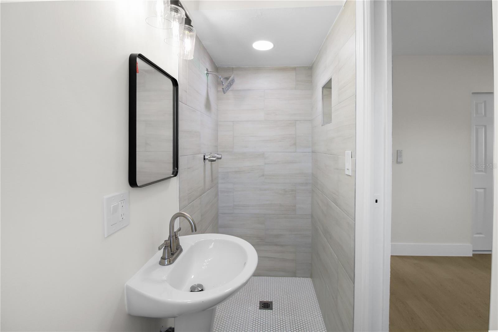 Listing photo id 21 for 5600 92nd Terrace N