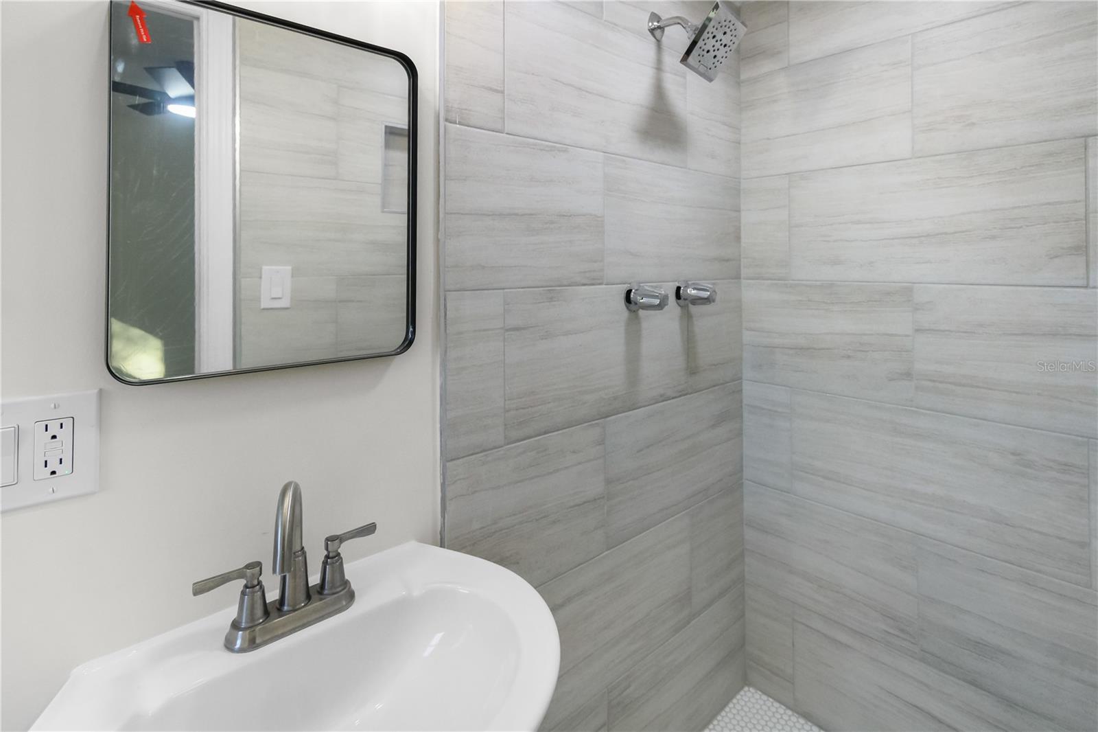 Listing photo id 23 for 5600 92nd Terrace N