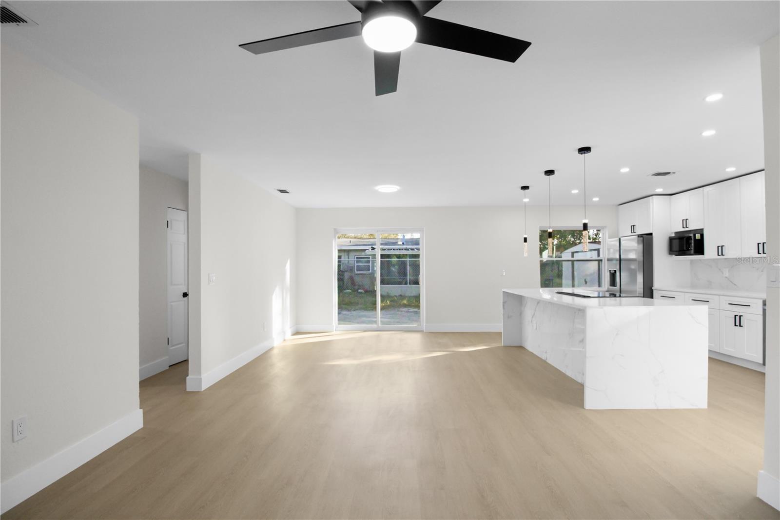 Listing photo id 2 for 5600 92nd Terrace N