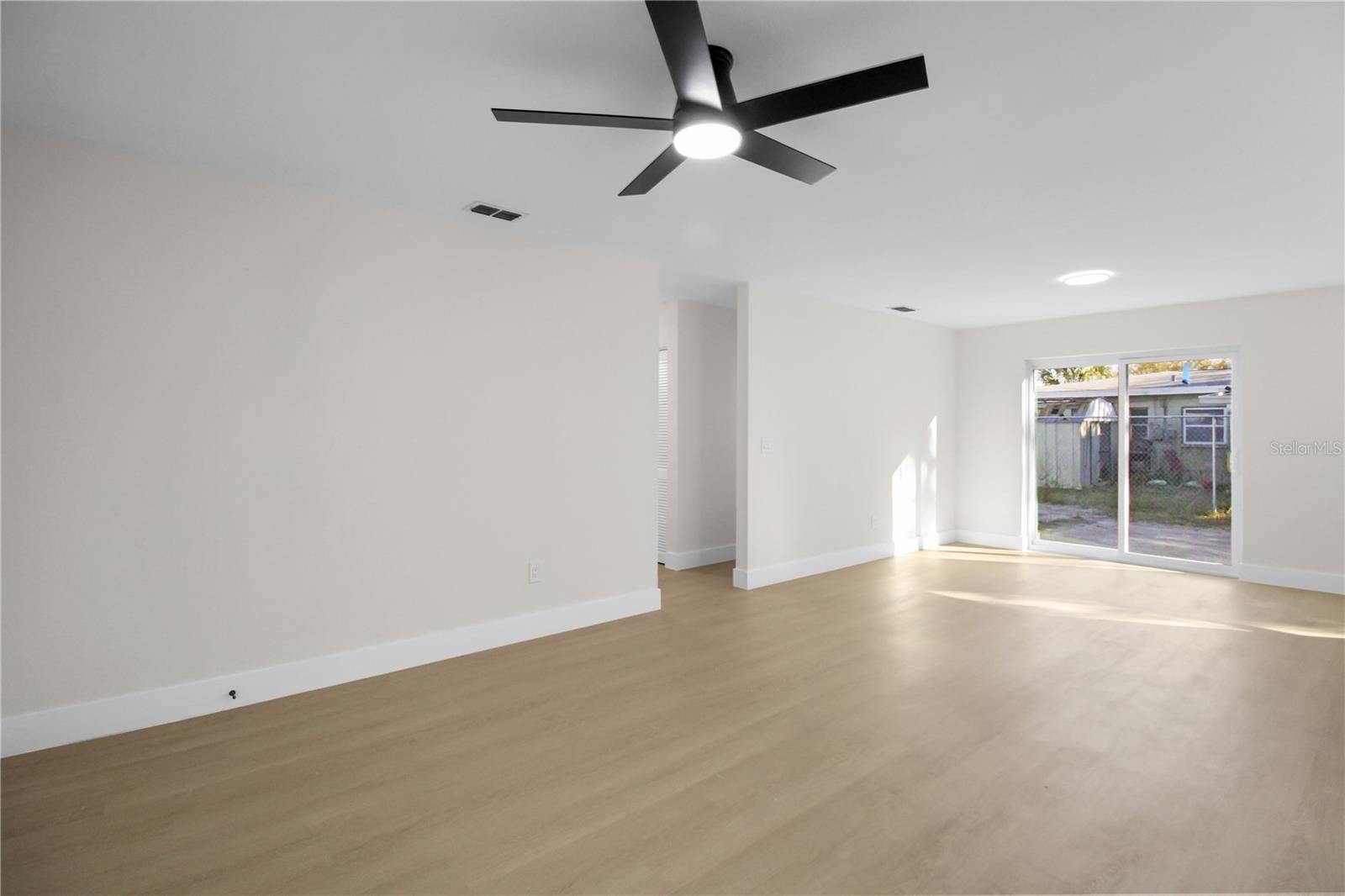 Listing photo id 3 for 5600 92nd Terrace N