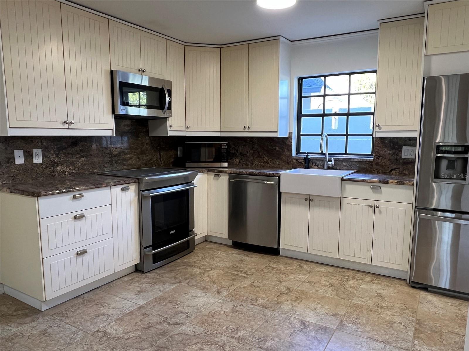 Image 3 of 25 For 18714 Wimbledon Circle 18714