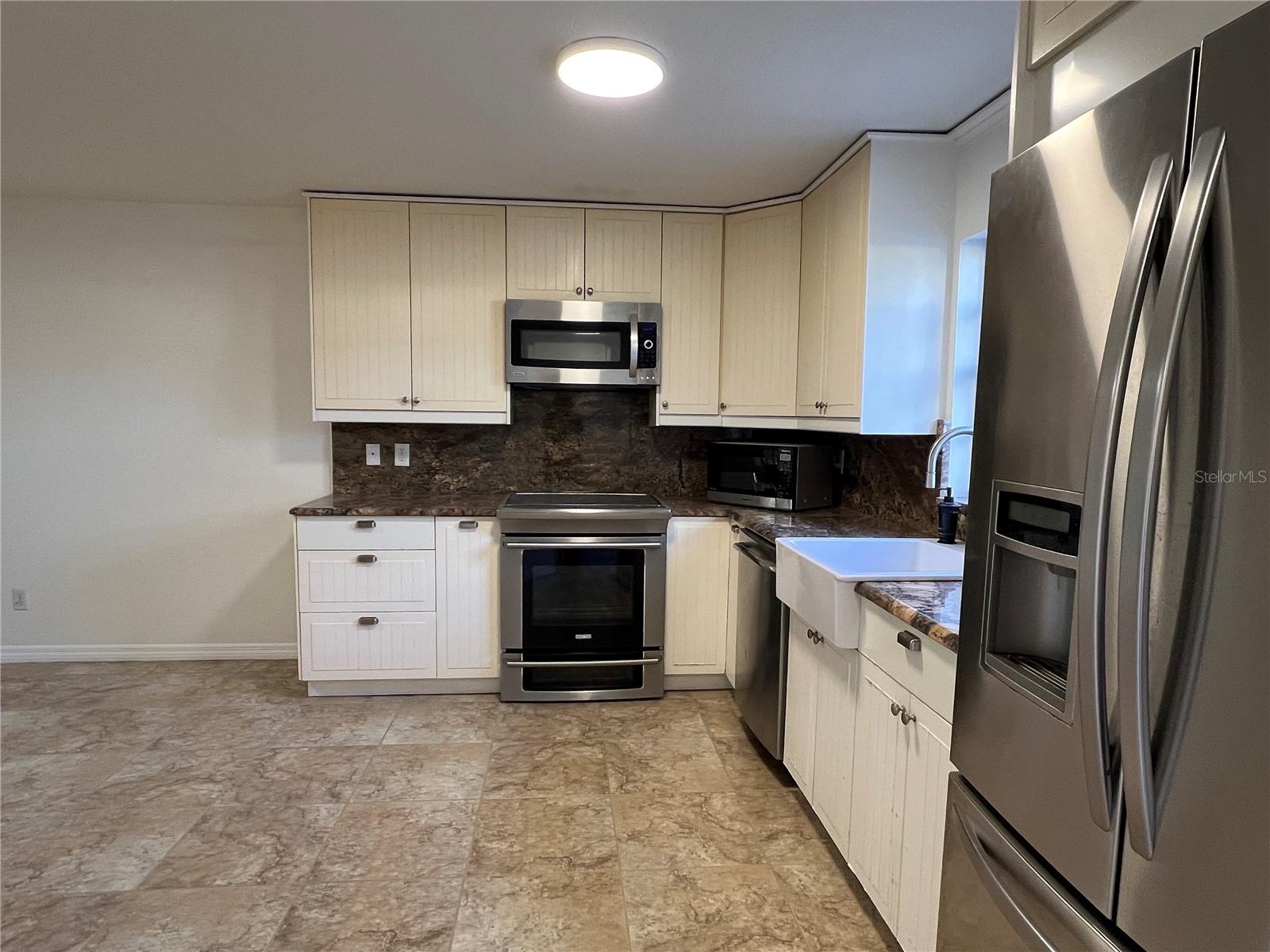 Image 5 of 25 For 18714 Wimbledon Circle 18714