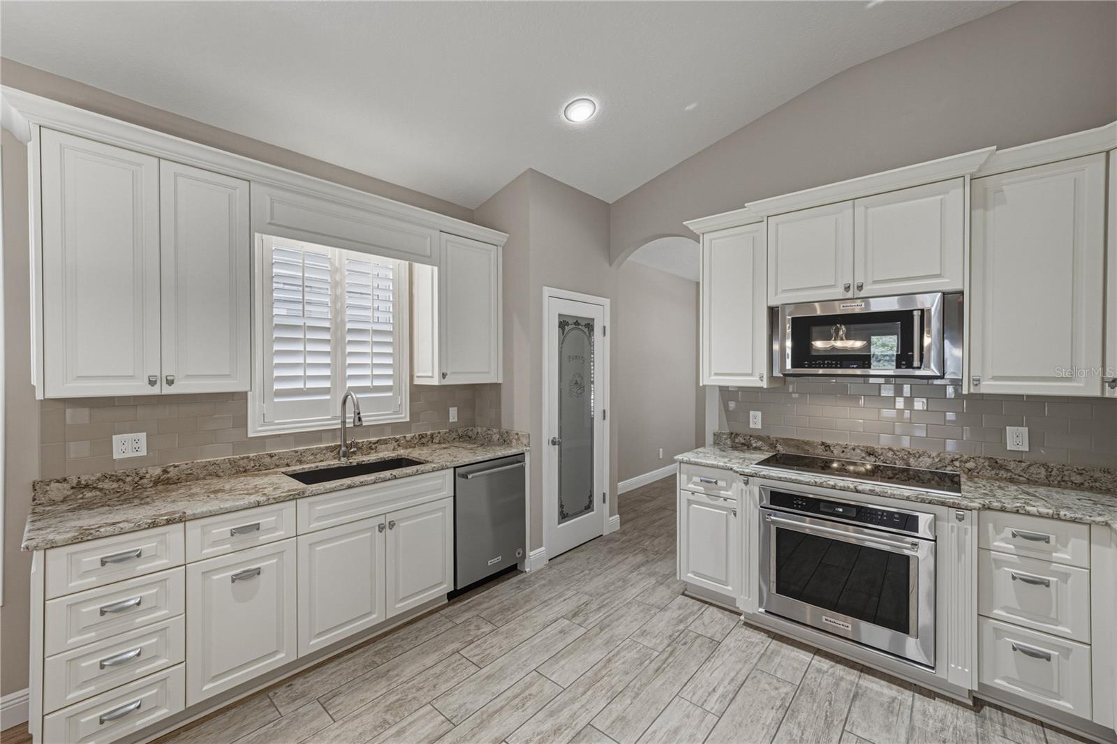 Listing photo id 11 for 13231 Palmilla Circle