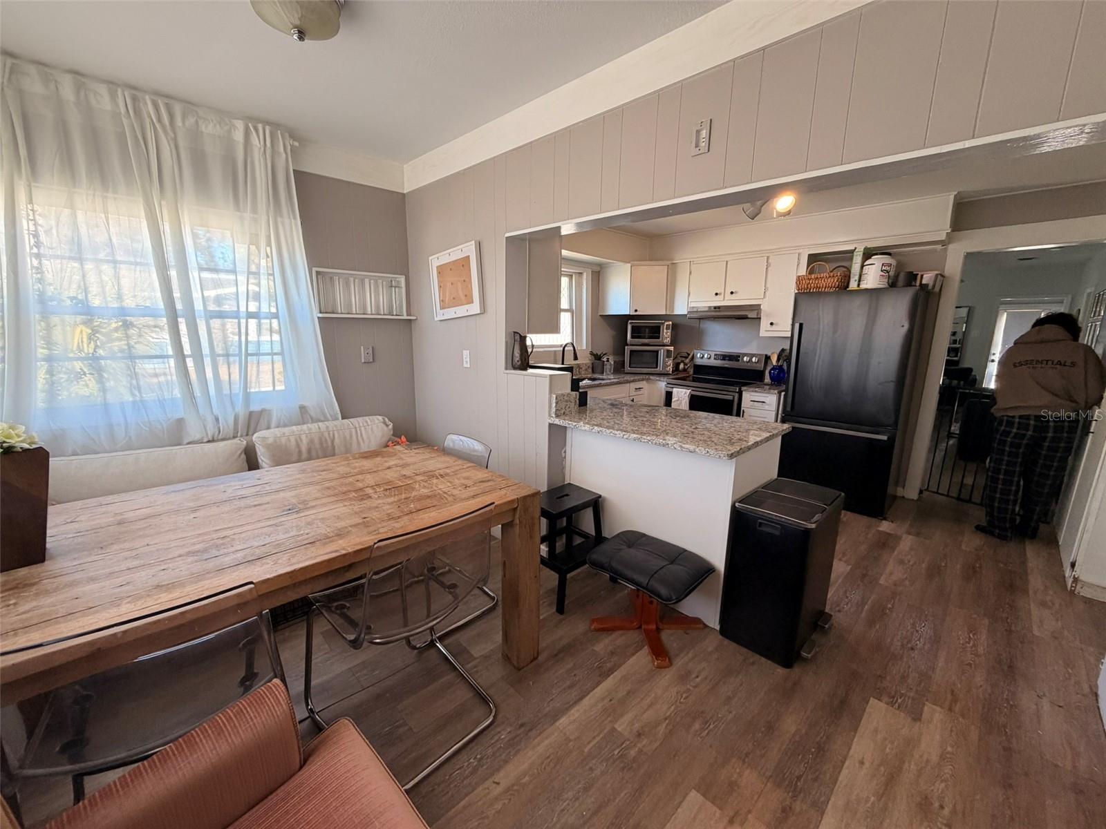 Listing photo id 18 for 5810 Suwanee Avenue