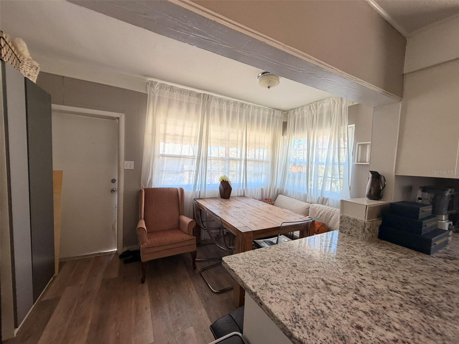 Listing photo id 23 for 5810 Suwanee Avenue