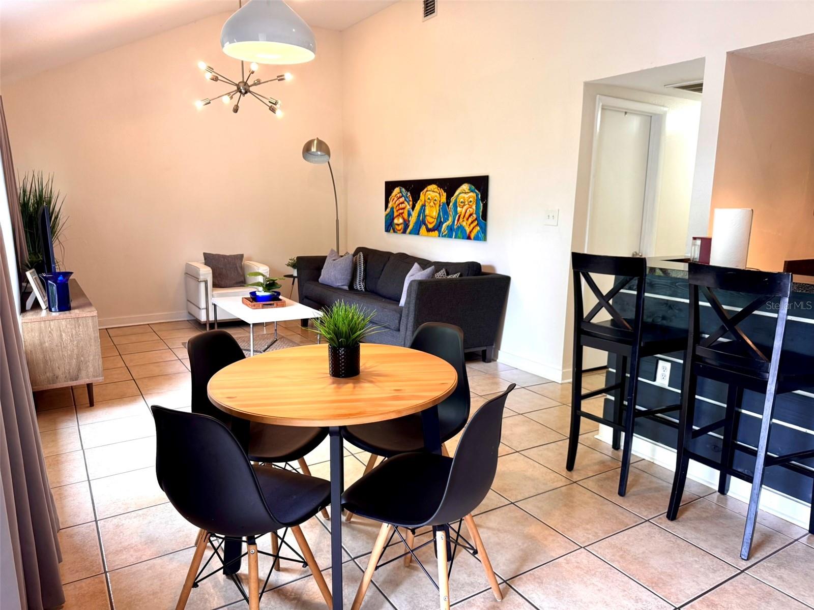 Listing photo id 3 for 5810 Suwanee Avenue