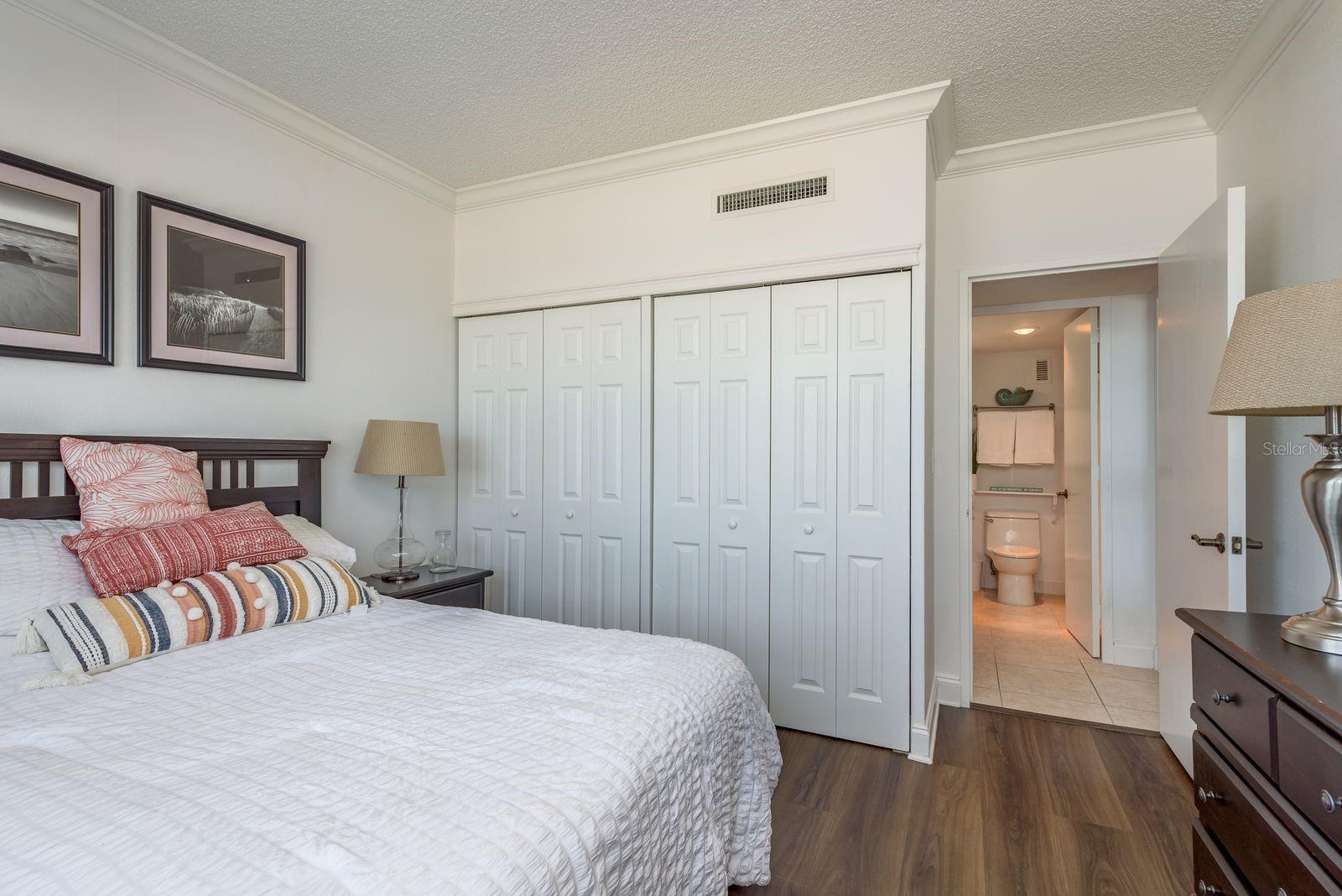 Listing photo id 10 for 880 Mandalay Avenue C509