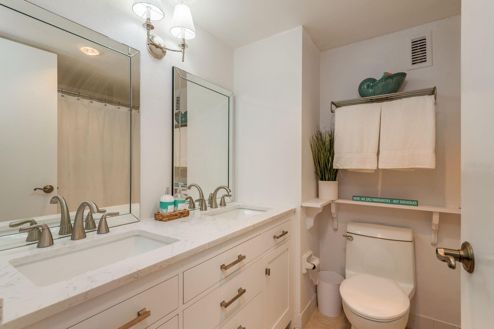 Listing photo id 11 for 880 Mandalay Avenue C509