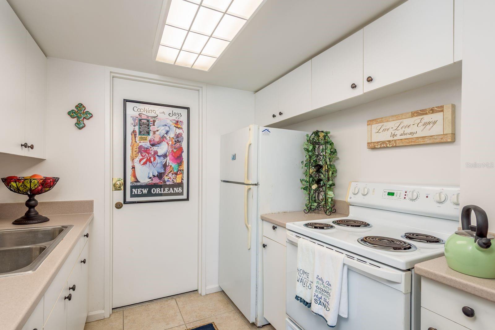 Listing photo id 13 for 880 Mandalay Avenue C509