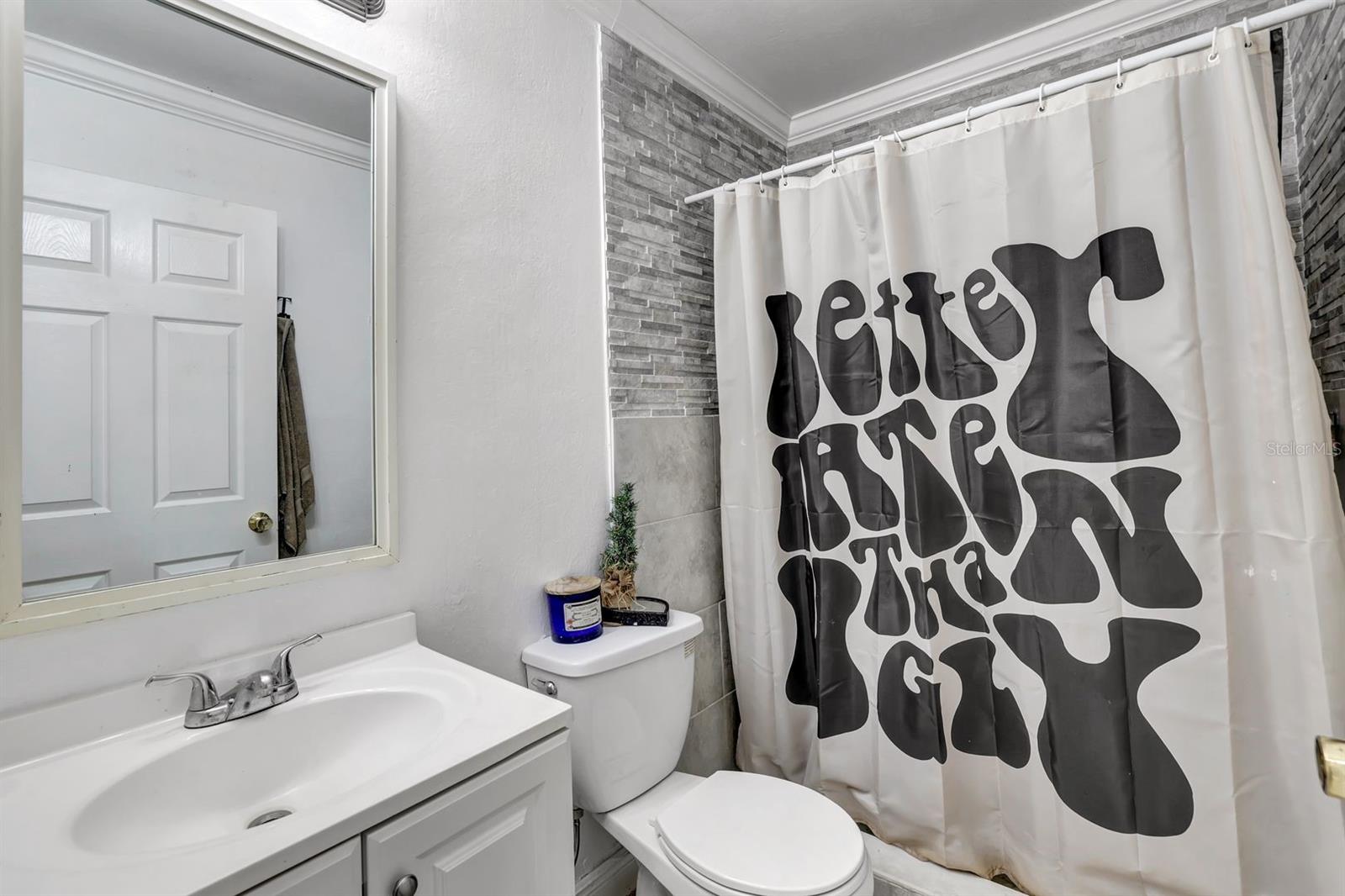 Image 18 of 27 For 4090 32nd Avenue Se