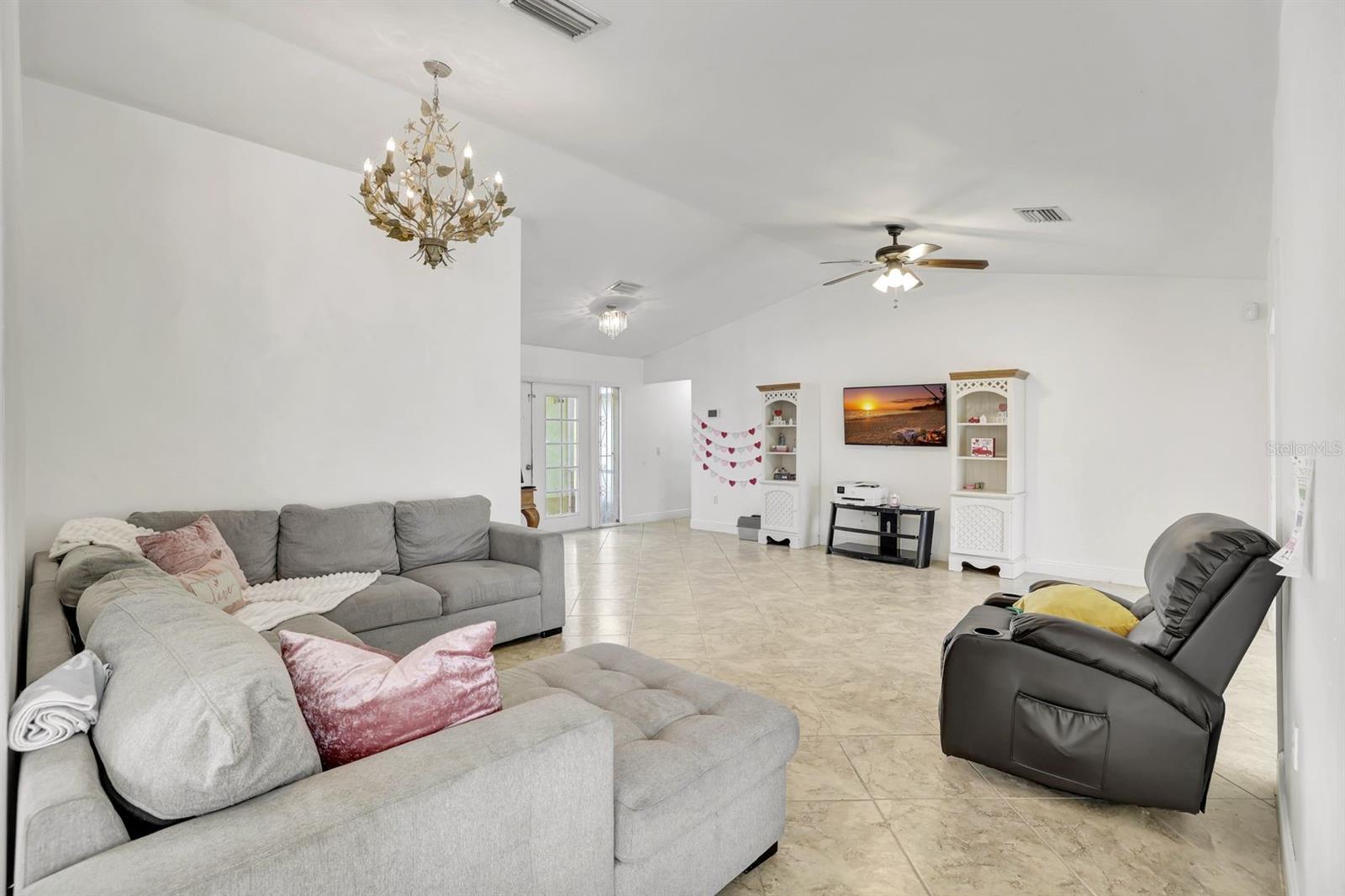 Image 7 of 27 For 4090 32nd Avenue Se