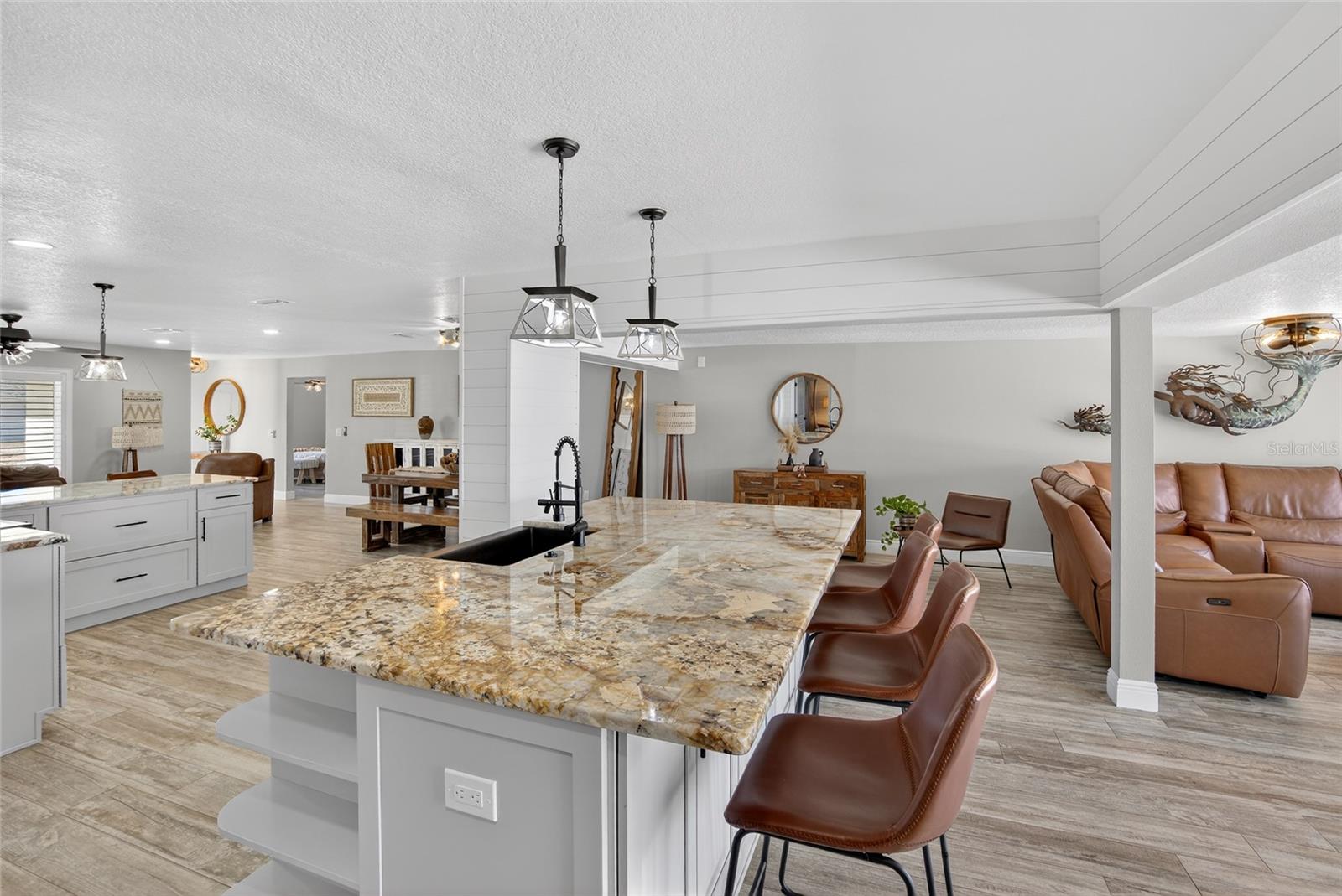 Listing photo id 10 for 6404 Lake Sunrise Drive