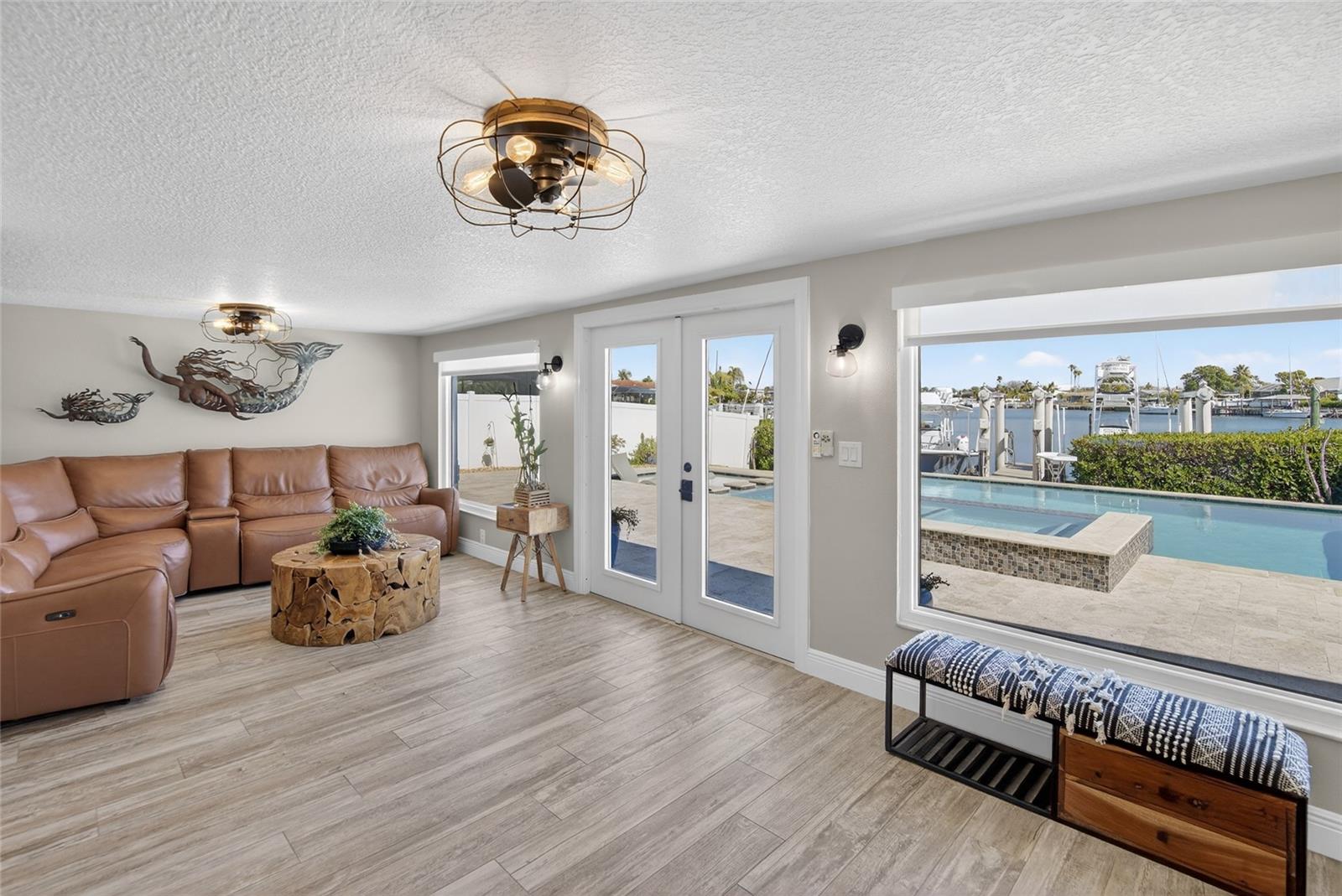 Listing photo id 12 for 6404 Lake Sunrise Drive