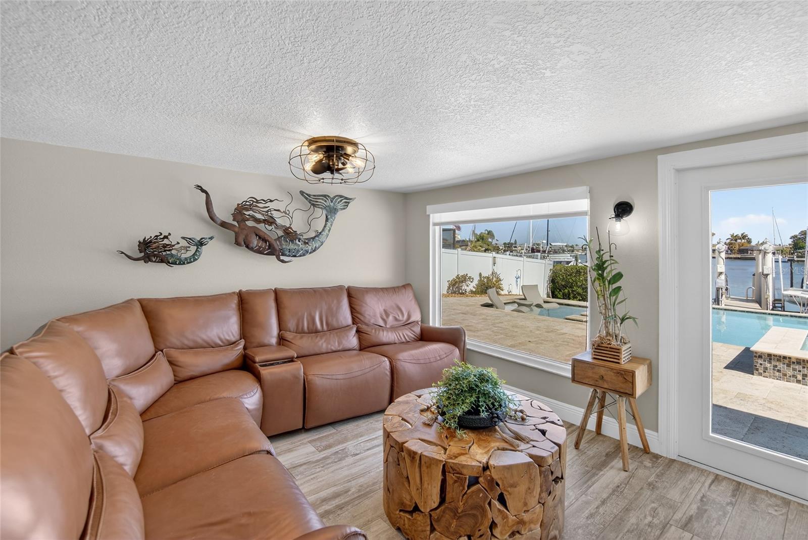 Listing photo id 13 for 6404 Lake Sunrise Drive