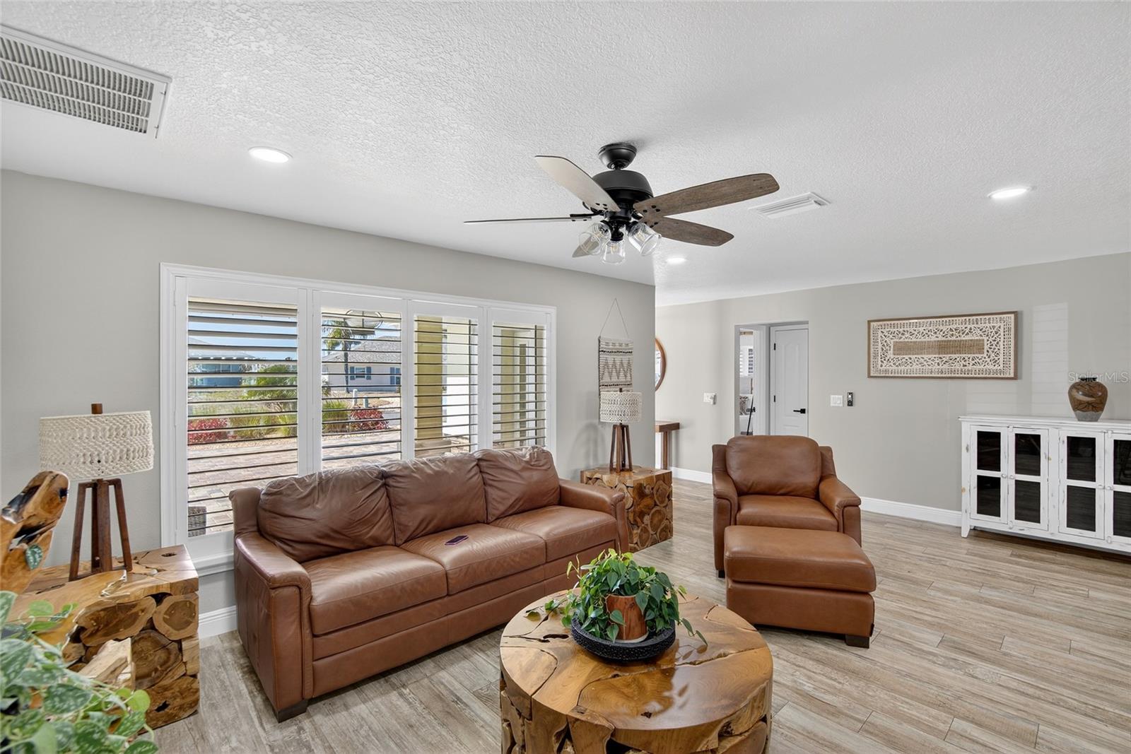 Listing photo id 14 for 6404 Lake Sunrise Drive