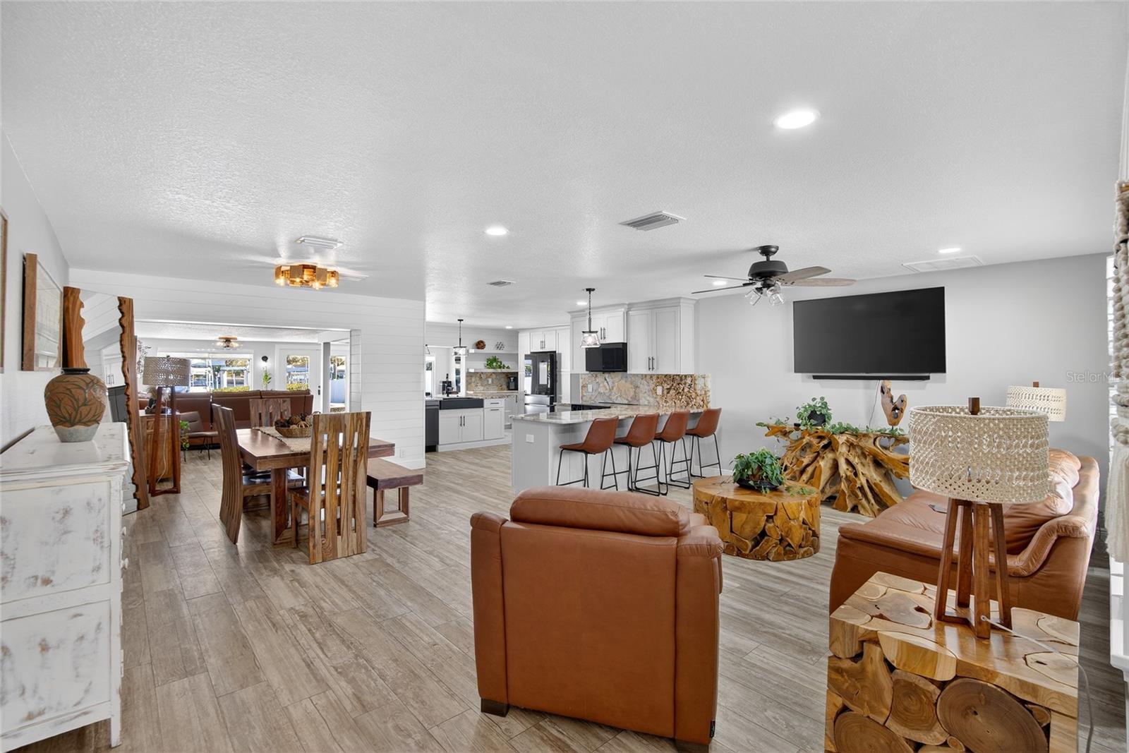 Listing photo id 15 for 6404 Lake Sunrise Drive
