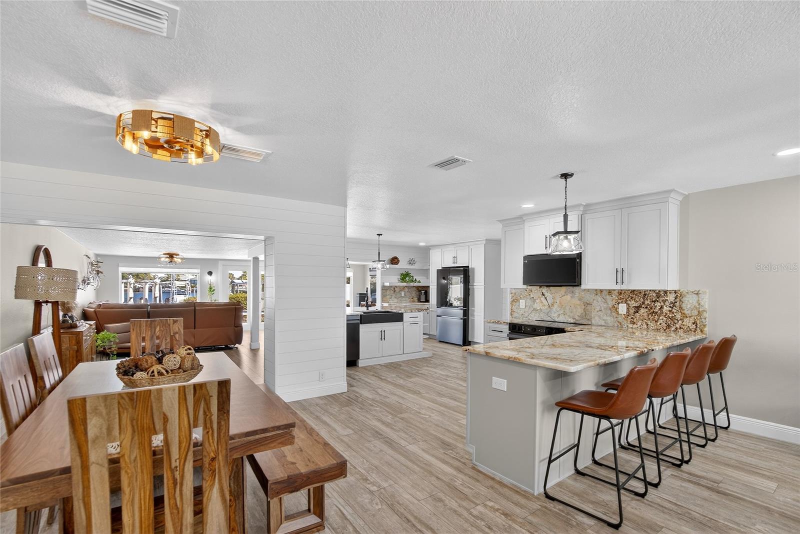 Listing photo id 16 for 6404 Lake Sunrise Drive