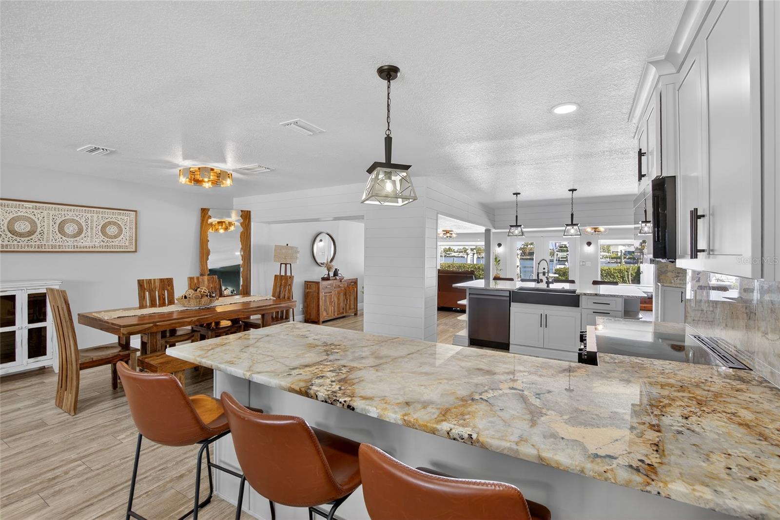 Listing photo id 17 for 6404 Lake Sunrise Drive