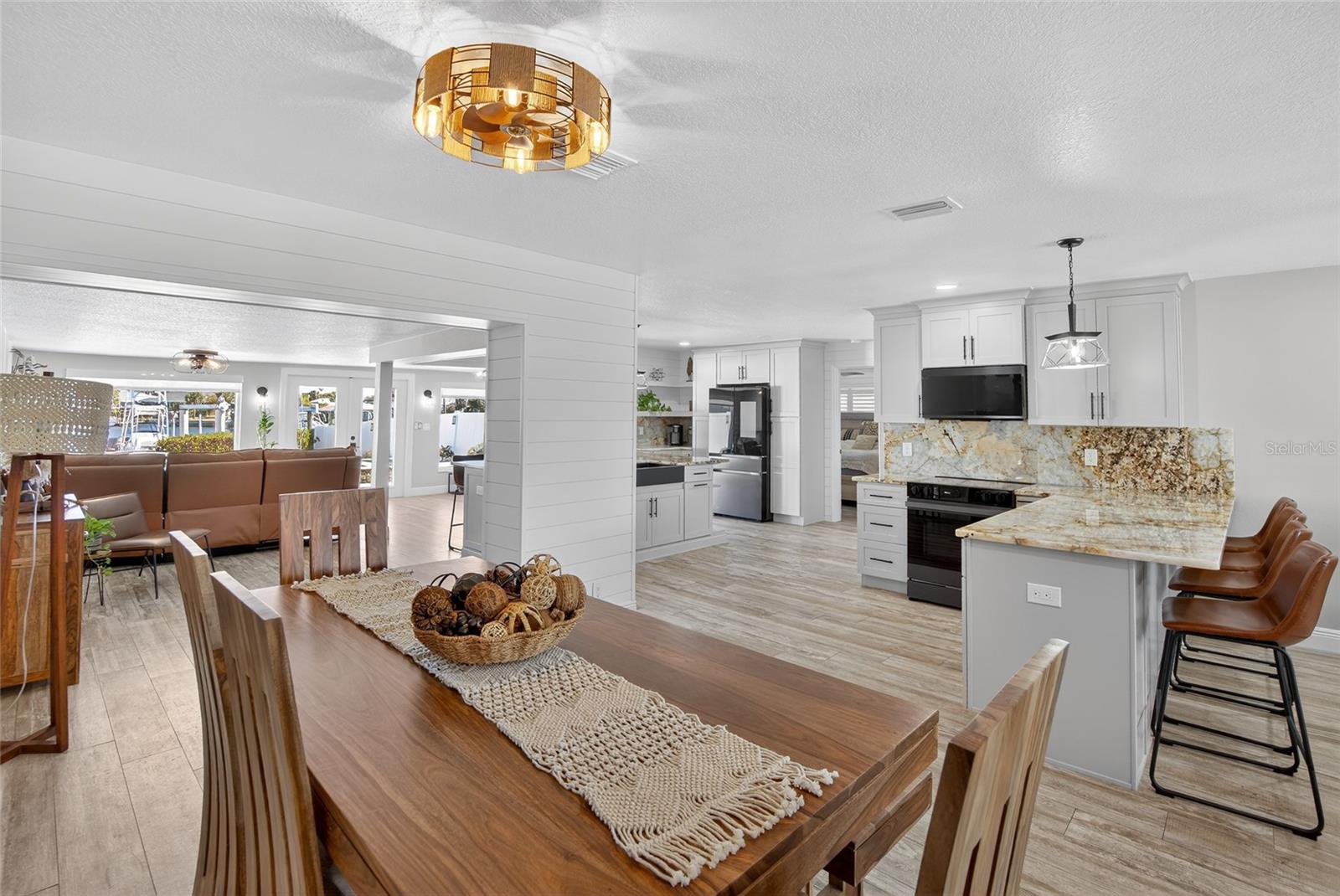 Listing photo id 18 for 6404 Lake Sunrise Drive