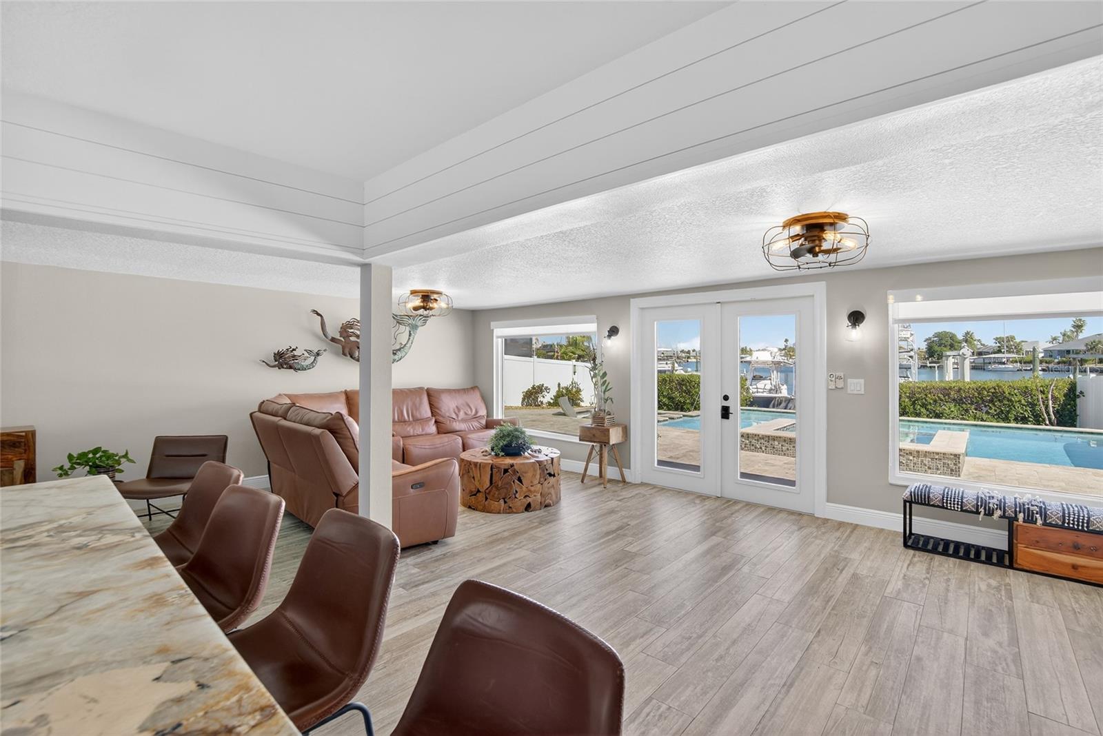 Listing photo id 23 for 6404 Lake Sunrise Drive