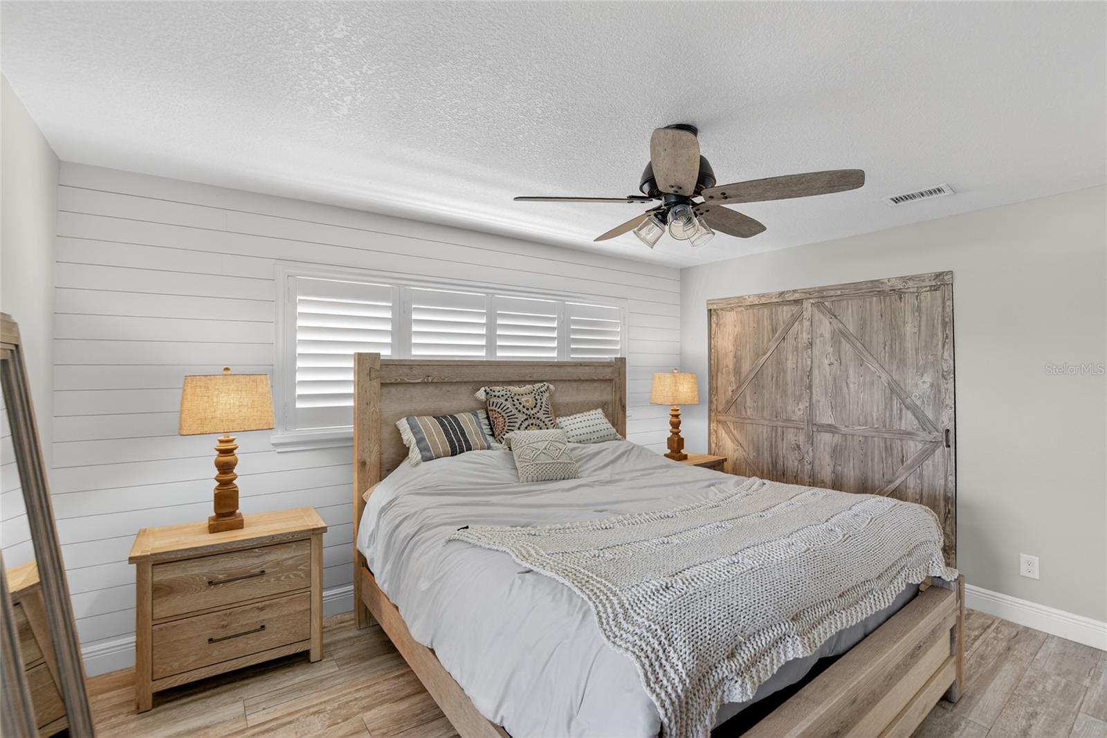 Listing photo id 25 for 6404 Lake Sunrise Drive