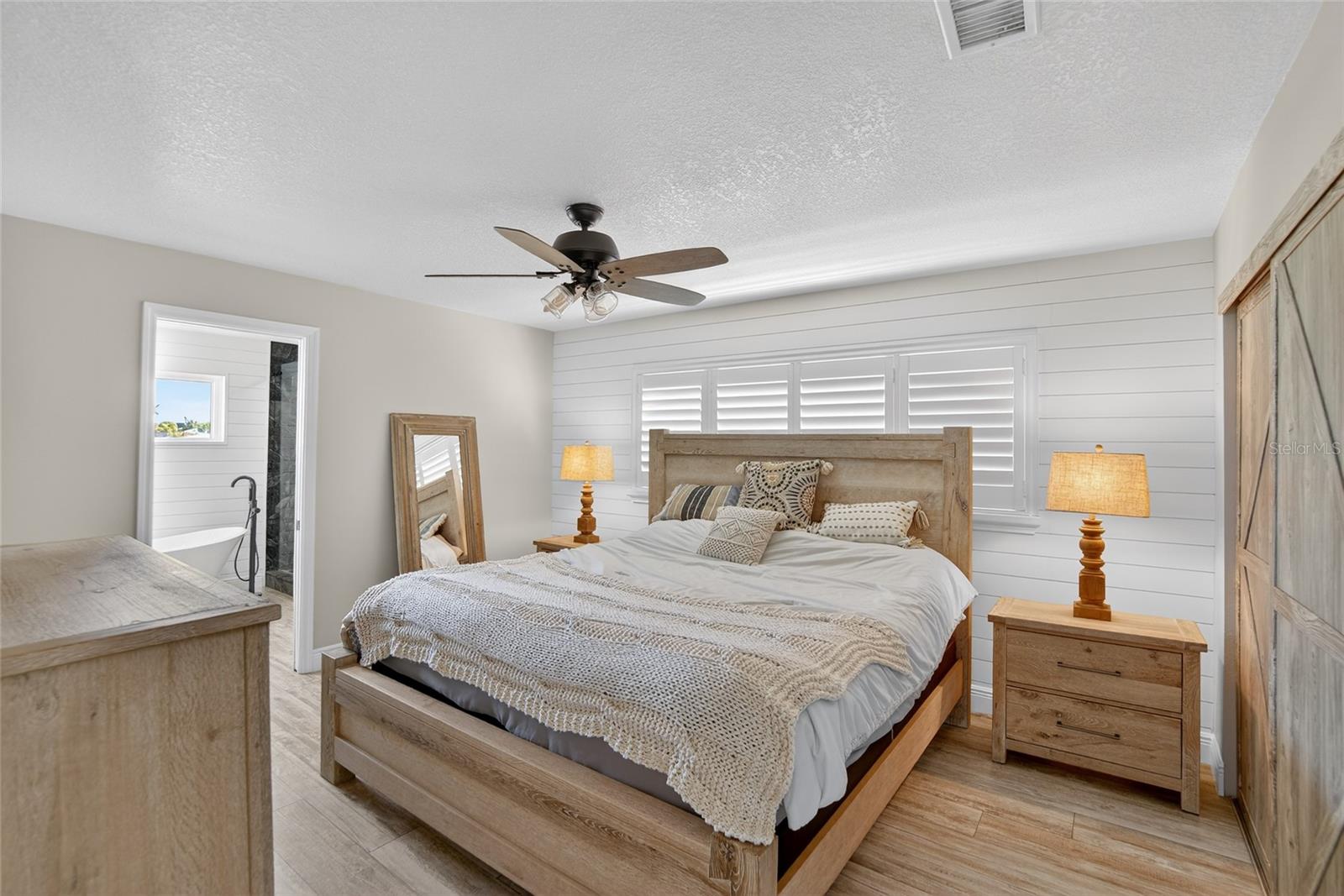 Listing photo id 26 for 6404 Lake Sunrise Drive