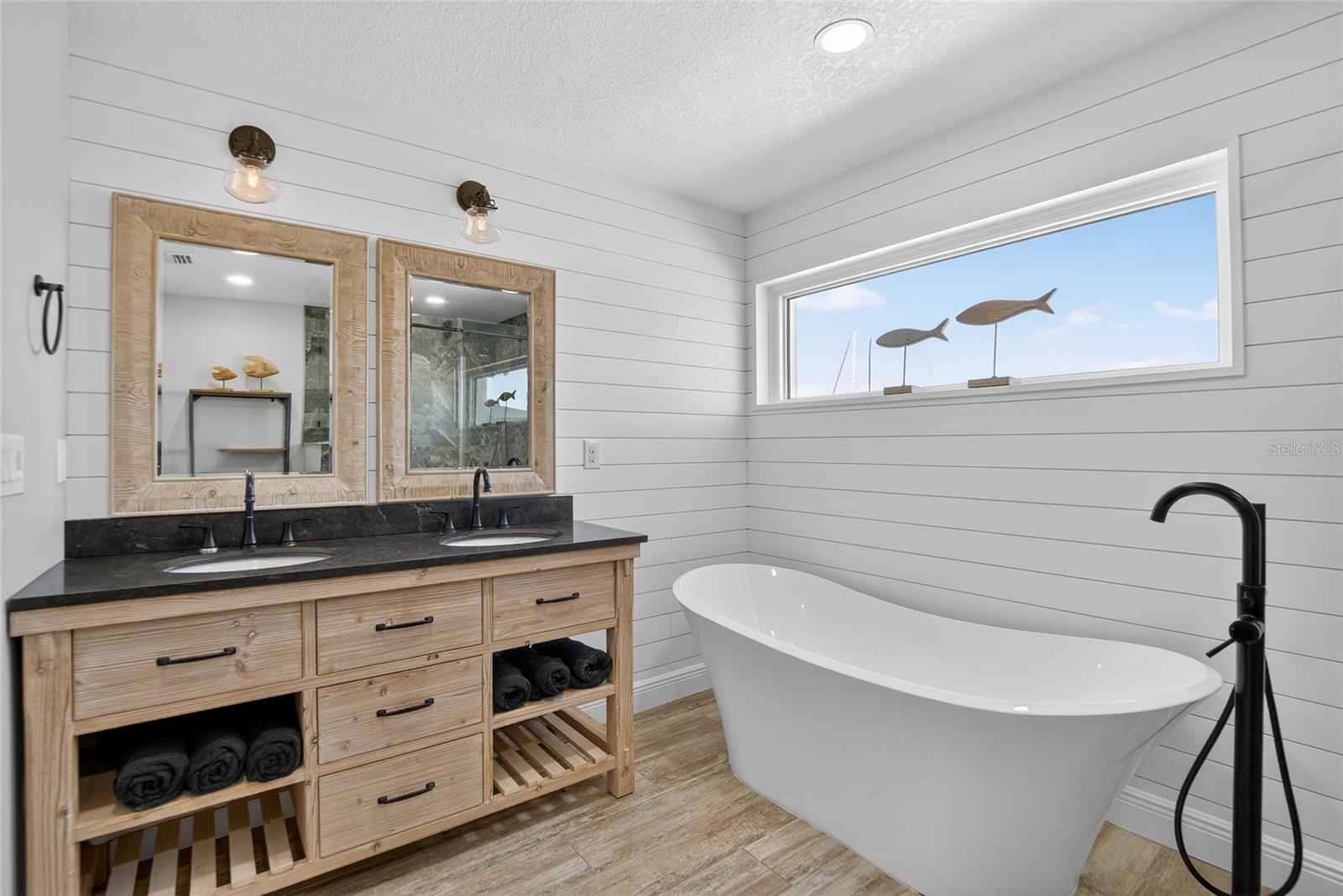 Listing photo id 29 for 6404 Lake Sunrise Drive