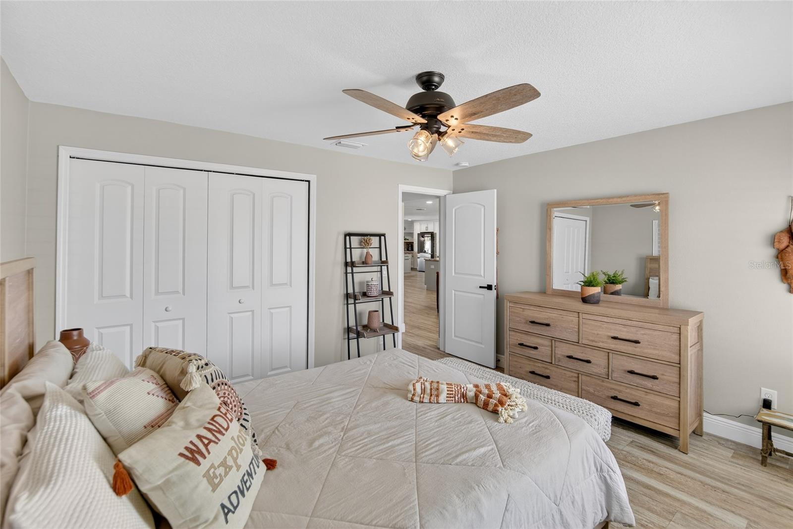 Listing photo id 31 for 6404 Lake Sunrise Drive