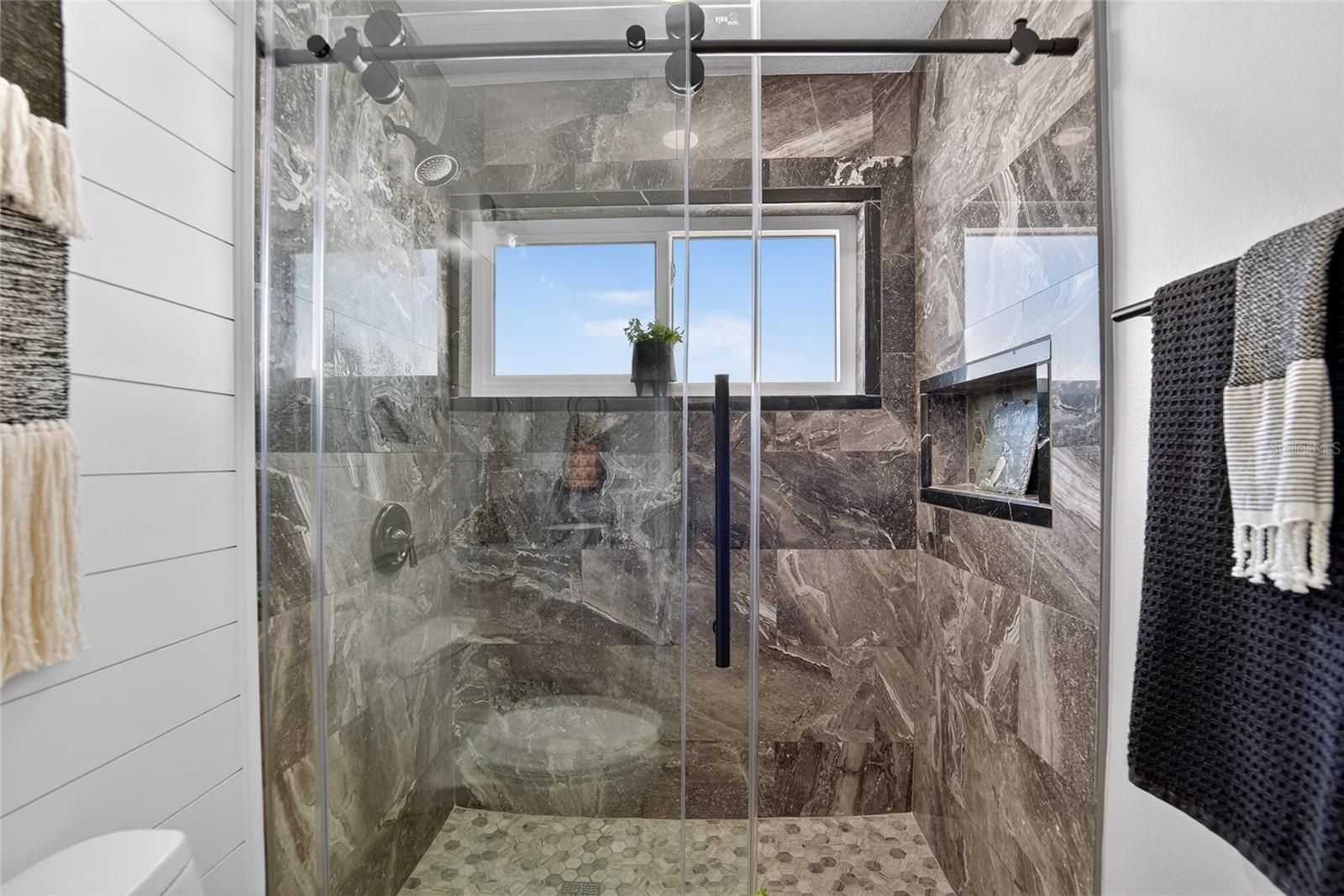 Listing photo id 33 for 6404 Lake Sunrise Drive