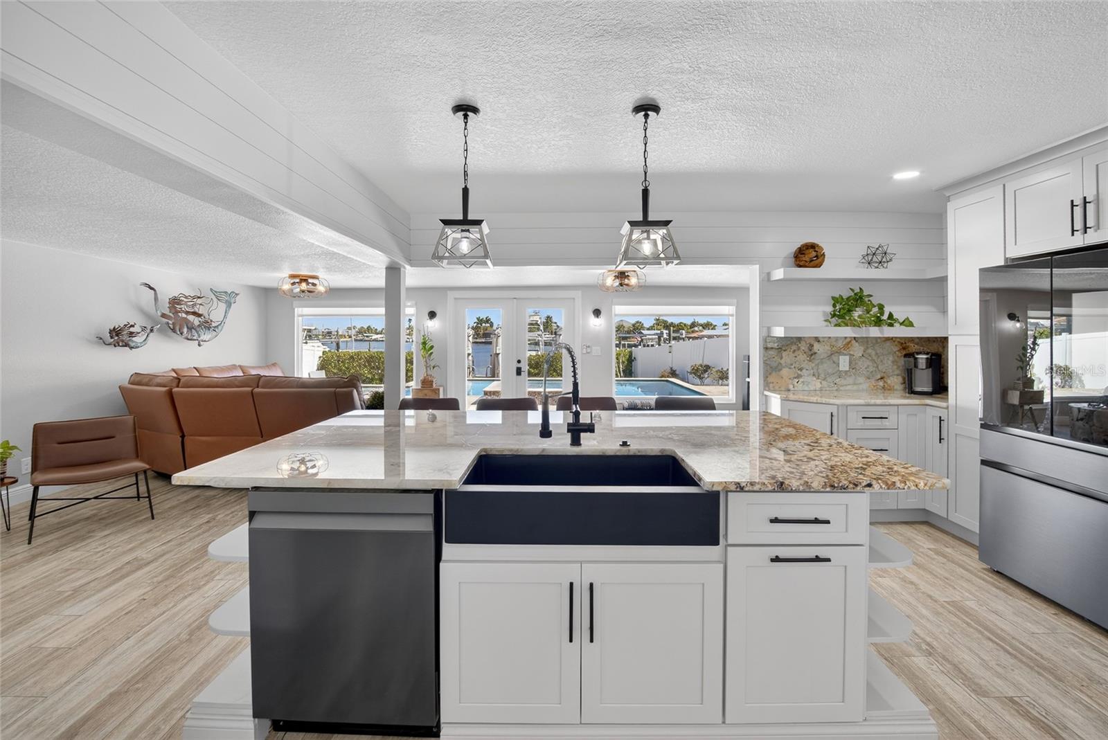 Listing photo id 7 for 6404 Lake Sunrise Drive