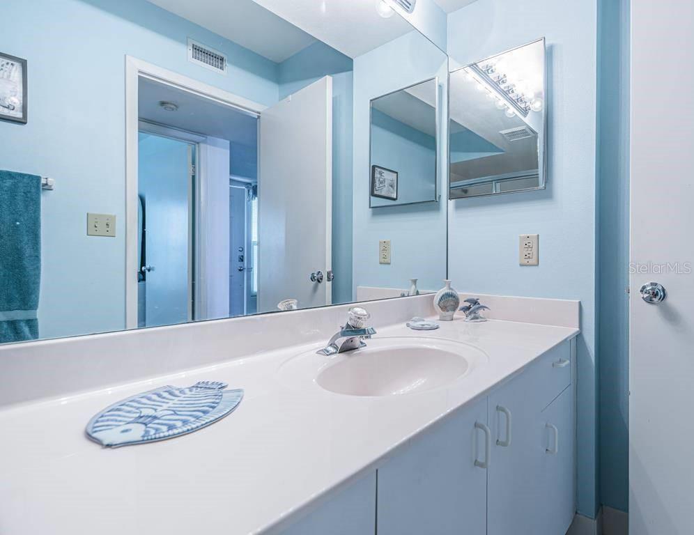 Image 18 of 26 For 6001 Bahia Del Mar Circle 527