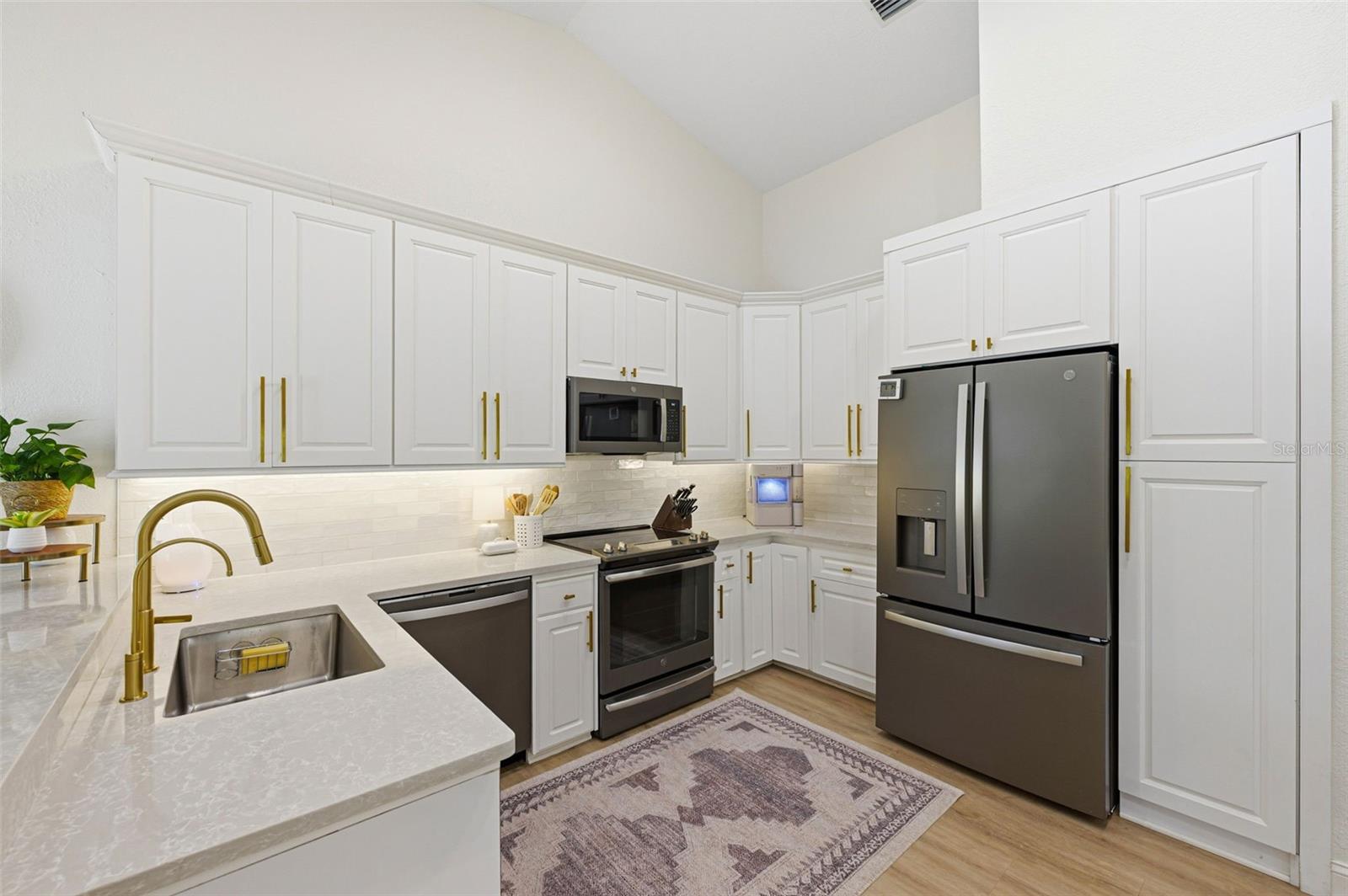 Image 3 of 42 For 3347 Lake Shore Lane