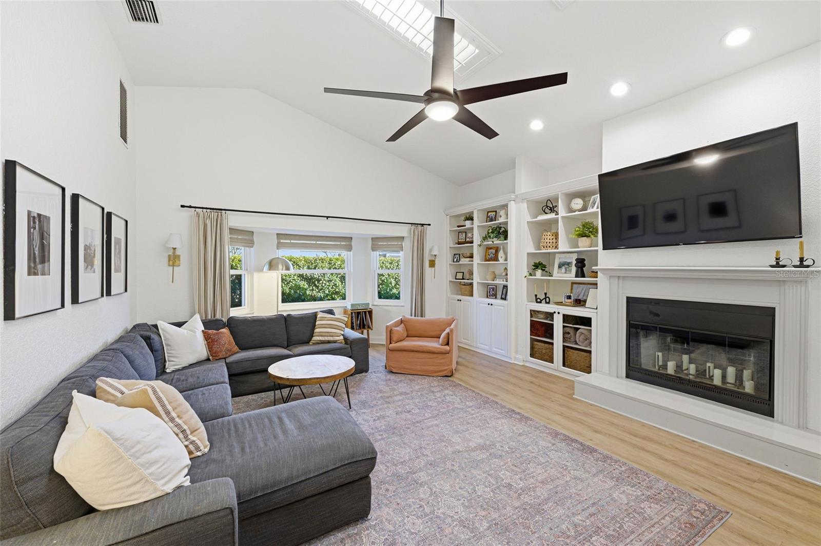 Image 8 of 42 For 3347 Lake Shore Lane