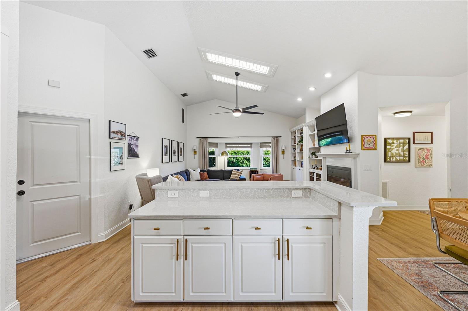 Image 9 of 42 For 3347 Lake Shore Lane