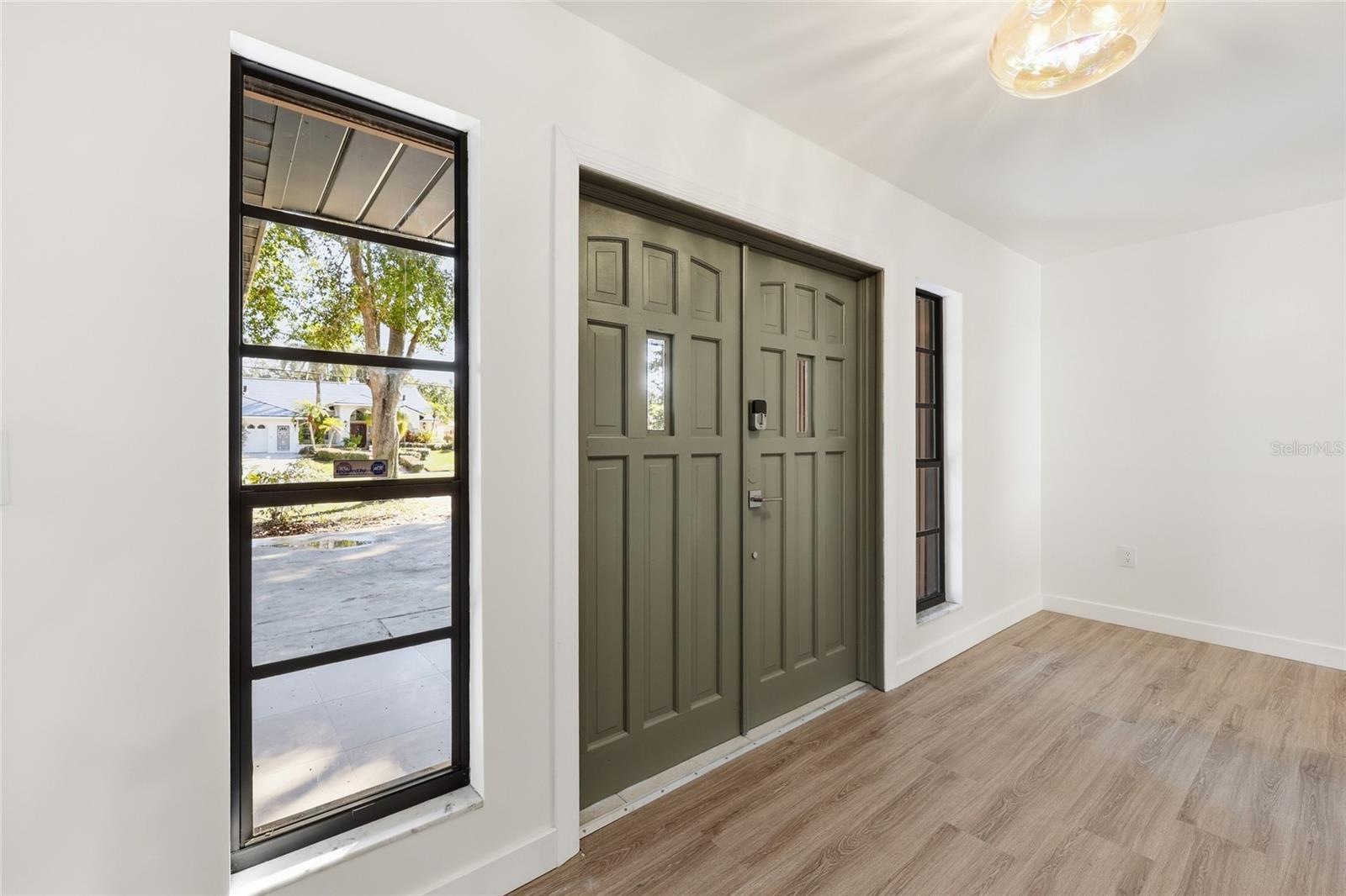 Image 5 of 37 For 1325 Riverside Drive