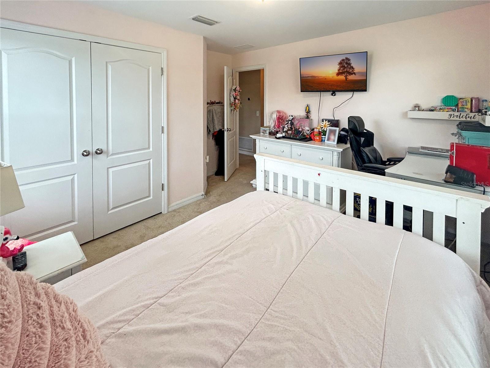 Listing photo id 12 for 2258 9th Avenue N