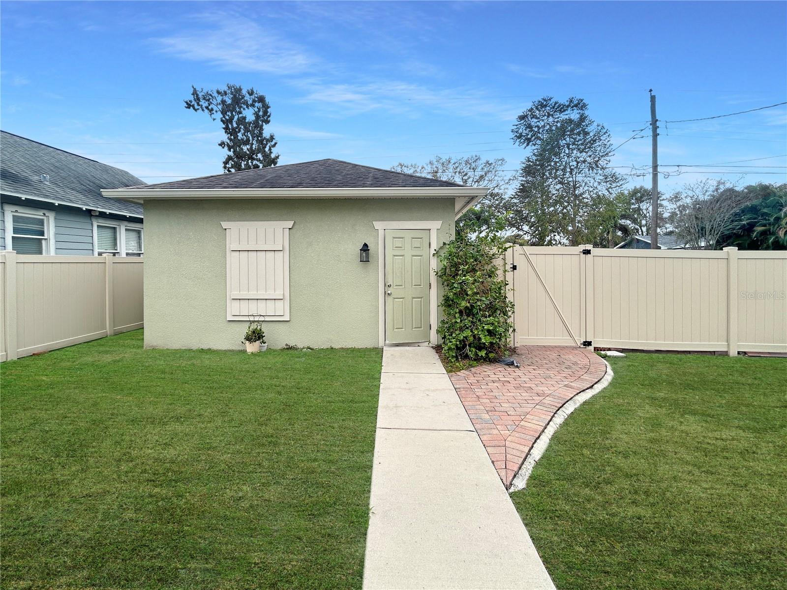 Listing photo id 20 for 2258 9th Avenue N