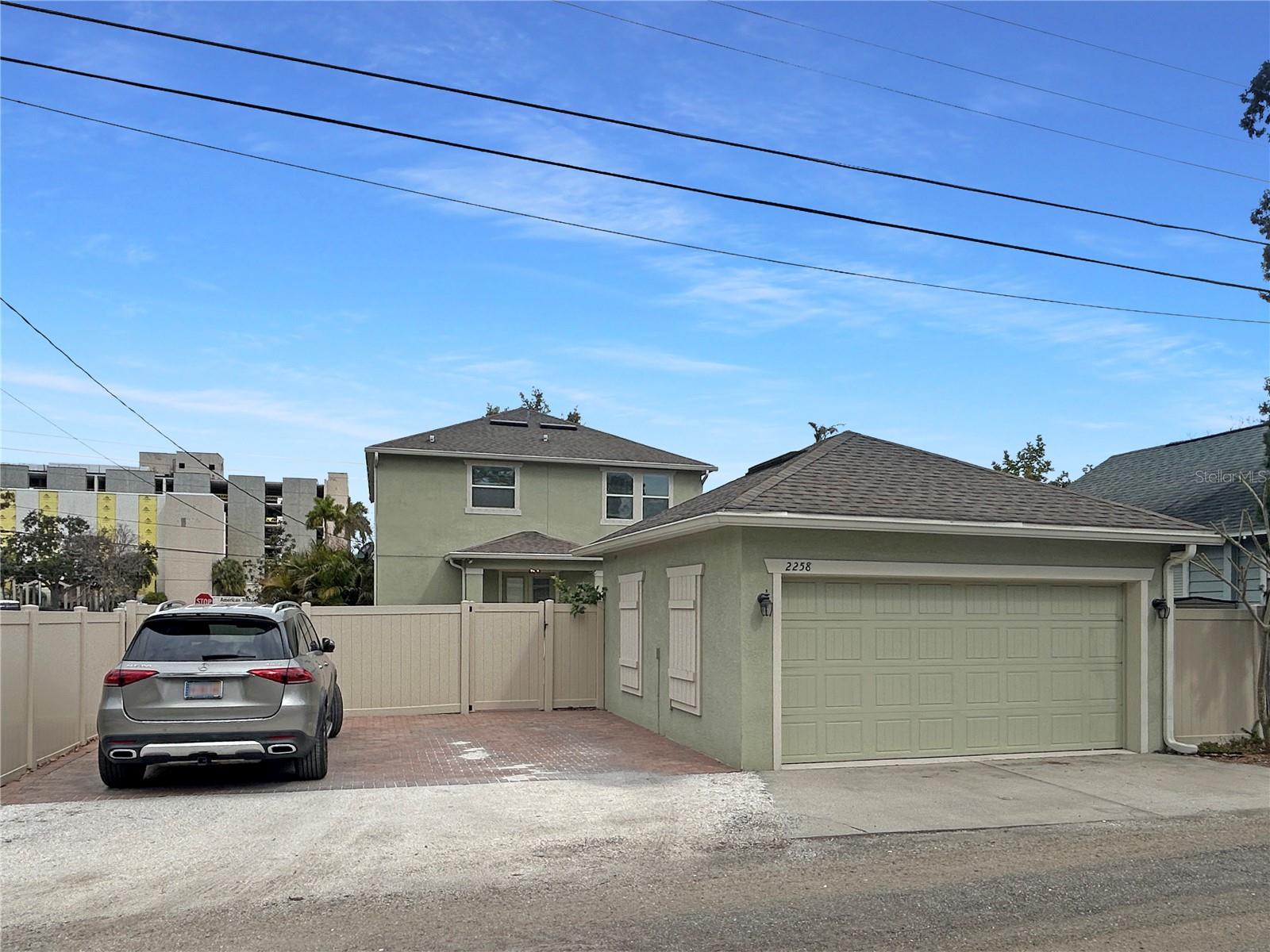 Listing photo id 21 for 2258 9th Avenue N