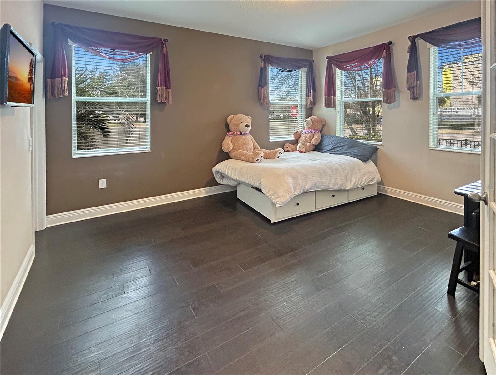 Listing photo id 2 for 2258 9th Avenue N